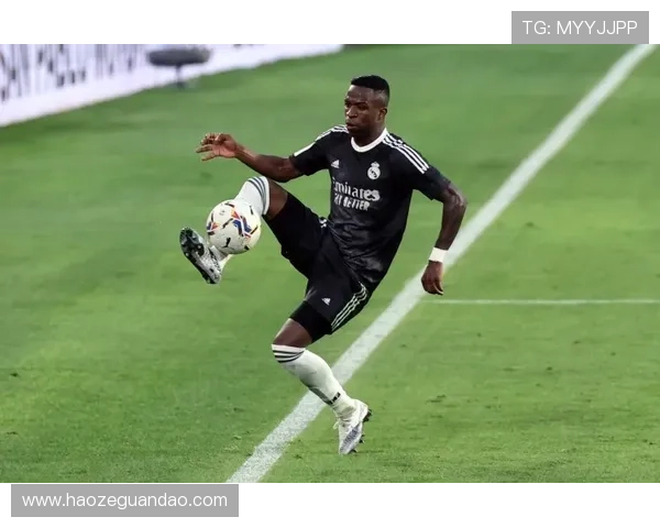 皇马横幅力挺维尼修斯姆巴佩 皇马横幅力挺维尼修斯姆巴佩